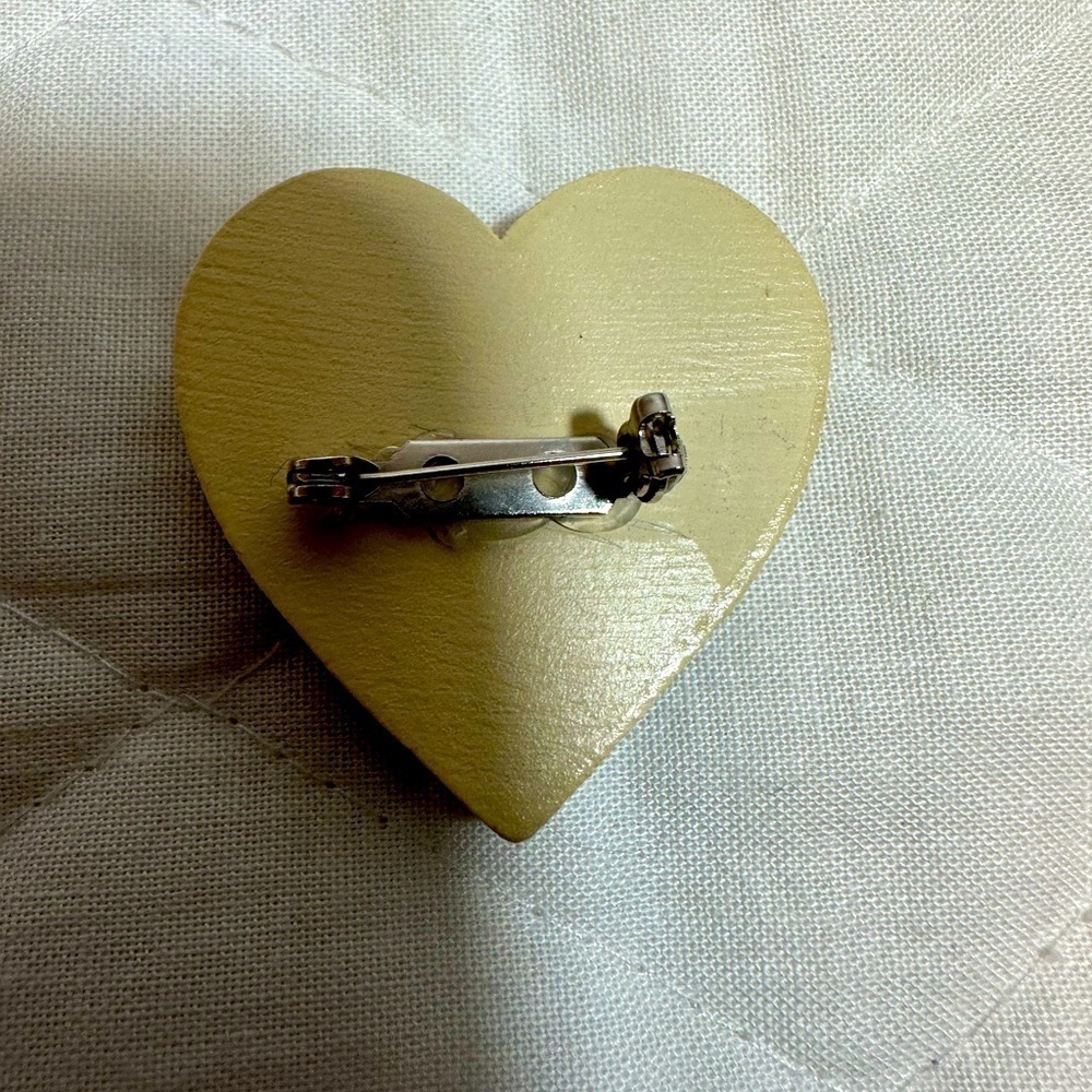 Vintage Wooden Heart Shaped Brooch Pin - Picture 2 of 3